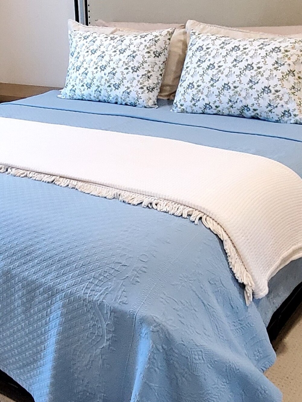 Historic Charleston Foundation Vtg. Handmade Blue Matelasse Oversize Q Bedspread